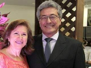 Dione Hashioka ao lado do marido, o presidente do Detran (Foto: Facebook/Reprodução)