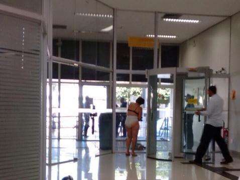 Zenilda, 52 anos, diz ter sido tratada como &ldquo;lixo&rdquo; na porta de banco