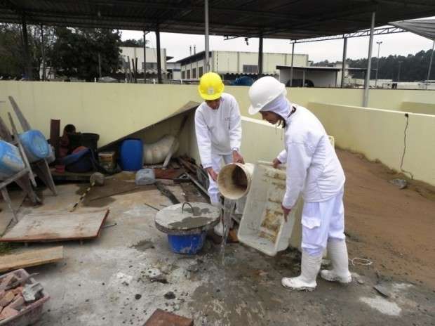 CCZ realiza a&ccedil;&atilde;o educativa em frigor&iacute;fico para combater dengue