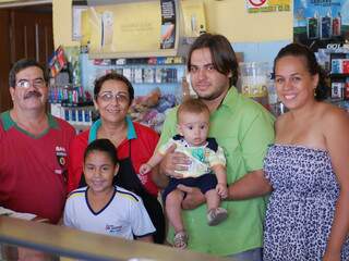 José da Silva e a família no Bar Portugal. (Fotos: Marlon Ganasim)