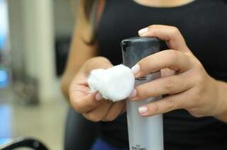 Demaquilante bifásico é o mais recomendado. Ou então óleo de azeite e de coco. (Foto: Alcides Neto)