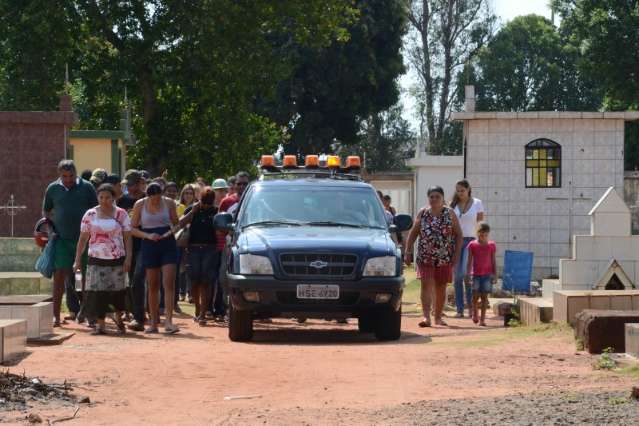 No enterro, fam&iacute;lia de mulher morta carbonizada pede justi&ccedil;a 