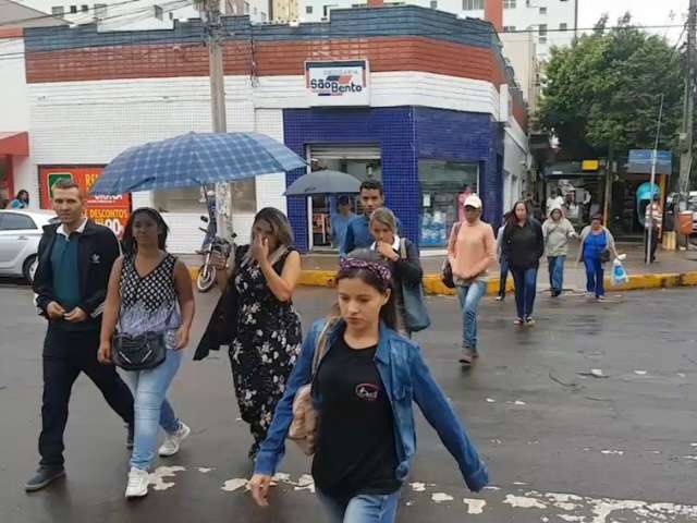 Frio chega, &ldquo;tira&rdquo; casacos do arm&aacute;rio e promete piorar no fim de semana