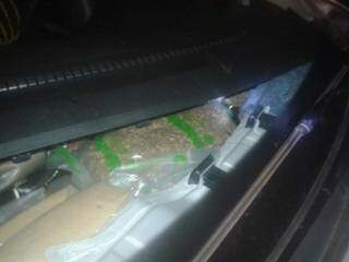 Droga estava escondido no painel do automóvel apreendido durante fiscalização (Foto: PMR/Divulgação)
