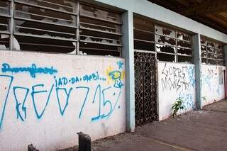Abandono da estação de Corumbá. (Foto: Kisie Ainoã)