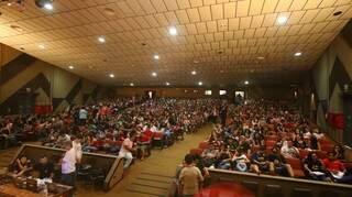&quot;Aulão&quot; levou cerca de 800 alunos ao teatro Glauce Rocha (Foto: André Bittar)