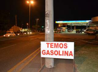 Posto de combustível anuncia o que seria impensado em tempos normais: que tem gasolina para vender. 