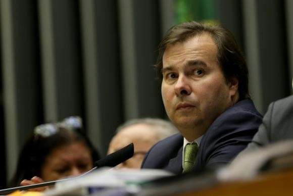 Den&uacute;ncia contra Temer ser&aacute; votada at&eacute; dia 23 de outubro, afirma Maia