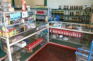Em um dos cantos da mercearia tem inseticida, refrigerantes, produtos de limpeza e bebidas alcoólicas (Foto: Henrique Kawaminami)
