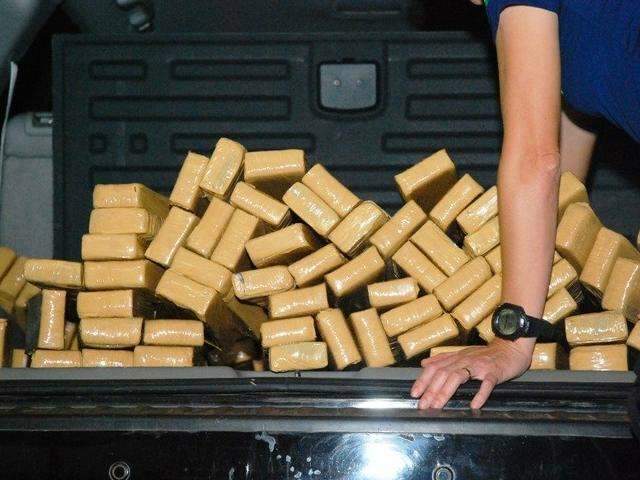 Carro &eacute; encontrado abandonado em p&aacute;tio de posto com 720 kg de maconha