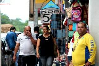 Comércio de Corumbá precisa apostar em promoções, parcelamento e qualidade para vender  (Foto: Cleber Gellio)