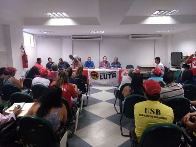 Ap&oacute;s bloquearem rodovias, sem-terra pedem apoio da bancada federal 