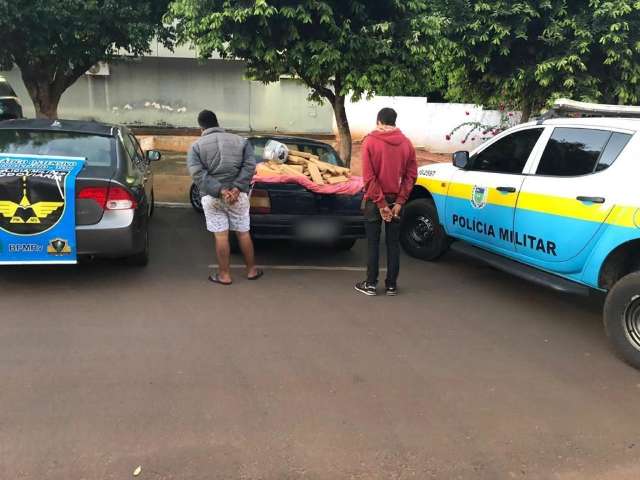 Dupla &eacute; perseguida e joga maconha fora para despistar pol&iacute;cia, mas acaba presa