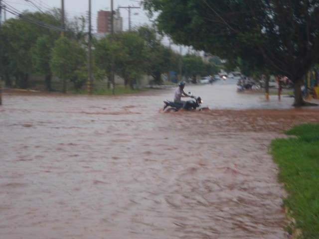  Chuva inunda ruas, casa e deixa Bombeiros de Tr&ecirc;s Lagoas em alerta
