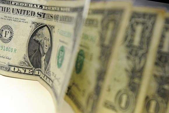 D&oacute;lar tem 3&ordm; dia seguido de queda e volta a fechar abaixo de R$ 4,00