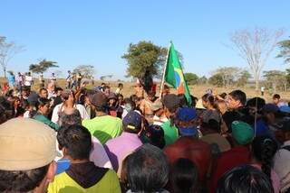 Índios em local onde ocorreu confronto, na terça-feira passada (Foto: Helio de Freitas)