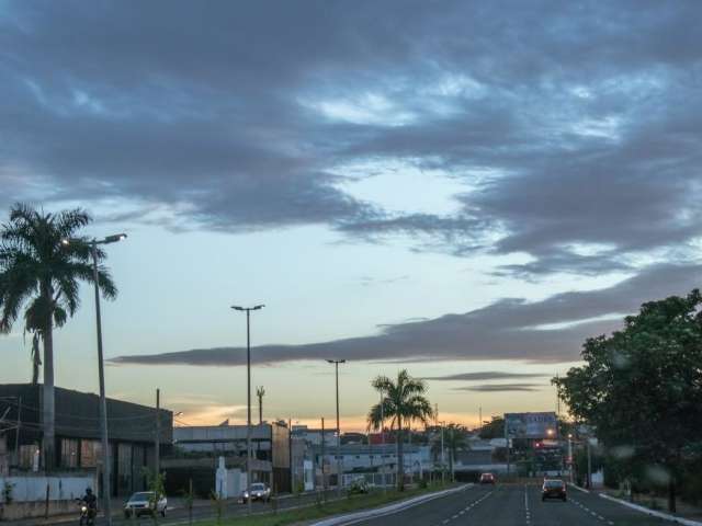 Semana come&ccedil;a com sol, quente e com pancadas de chuva &agrave; tarde 