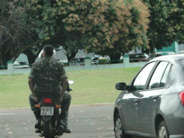  Leitor flagra militar sem capacete em moto e viatura em local proibido