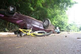 Veículo e bicicleta ficaram bastante destruídos após acidente às 6h20 de hoje no Itanhangá Park (Foto: Marcos Ermínio)