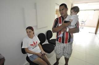 Casal que estava com bebê internado na enfermaria pediátrica elogiou o atendimento médico prestado à criança. (Foto: Marcelo Calazans)