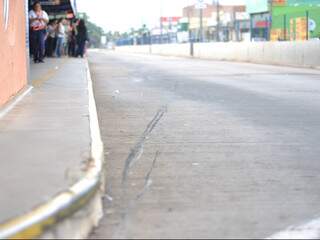 Marcas de frenagem deixada por veículo em terminal (Foto: Marlon Ganassin)