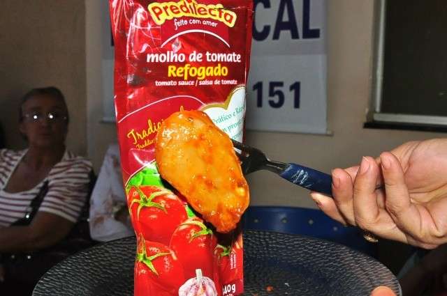 Mulher encontra res&iacute;duo estranho e com cheiro ruim em molho de tomate