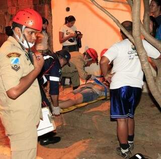 Jovem foi encaminhada pelos bombeiros para receber atendimento médico. (Foto: PC de Souza/Edição MS)