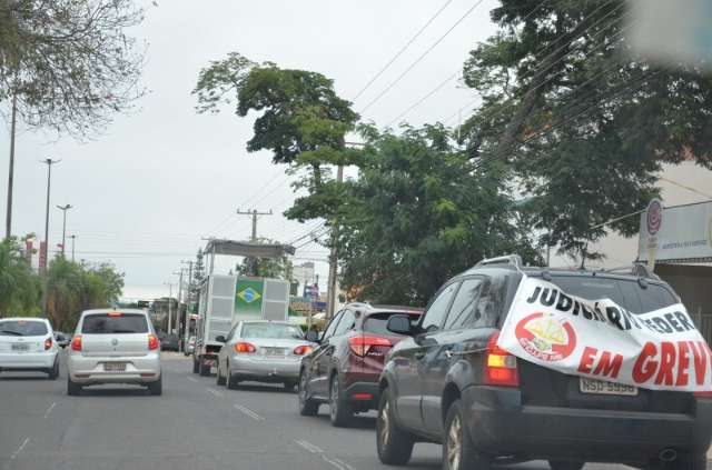 Servidores da Justi&ccedil;a Federal fazem carreata pela san&ccedil;&atilde;o da lei do reajuste