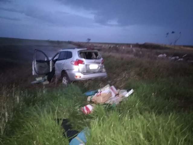 Ve&iacute;culo carregado com 1,8 tonelada de droga capota e traficante morre