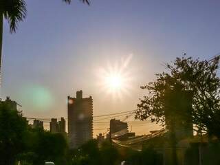 Em Campo Grande, nas primeiras horas do dia, sol já brilha forte (Foto: Henrique Kawaminami) 