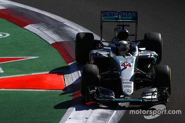 Hamilton fica com a pole e reduz chances de Rosberg fechar campeonato
