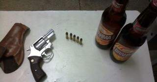 Arma e duas garrafas de cerveja foram apreendias no caminhão. (Foto: 7 º Batalhão da Polícia Militar)