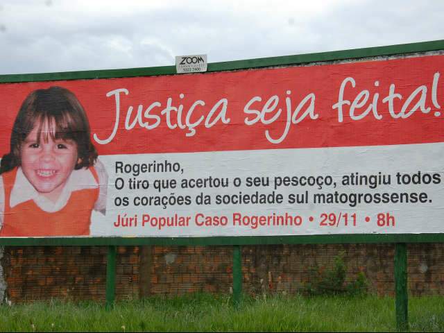  &Agrave;s v&eacute;speras do j&uacute;ri popular, outdoor e panfletos pedem justi&ccedil;a no caso Rogerinho