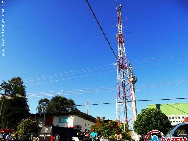 Adolescente de 16 anos pula do alto de torre de celular e morre na hora