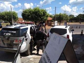 Policiais militares na entrada de hospital onde suspeitos foram levados após tiroteio (Foto: Reprodução/ JPNews)