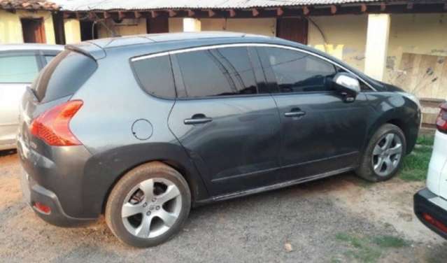 Pol&iacute;cia prende 4 suspeitos por corpos incinerados dentro de carro