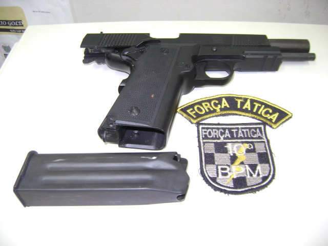 Dois anos depois, pol&iacute;cia recupera pistola roubada