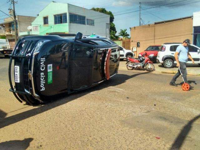 Acidente entre viatura da Pol&iacute;cia Civil e carro da Prefeitura tumultua tr&acirc;nsito