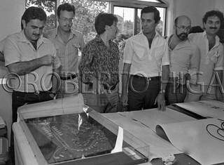 Pedrossian (primeiro à esquerda) ao lado de maquete do Parque dos Poderes em 1980.  (Foto: Roberto Higa)