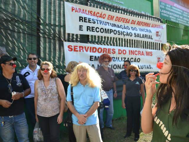  Servidores do Incra cruzam os bra&ccedil;os em protesto contra defasagem salarial 