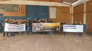 Agentes em frente a Máxima neste domingo. Alguns serviços aos presos foram suspensos (Foto: Graziella )