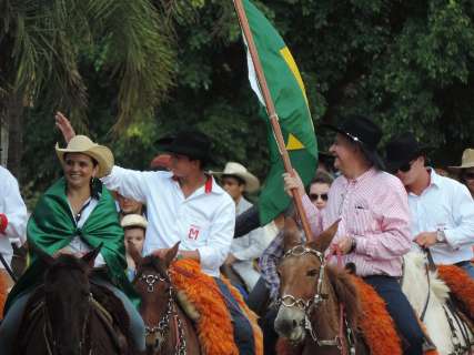 Tradicional cavalgada abre 40º Exposição de Rio Verde