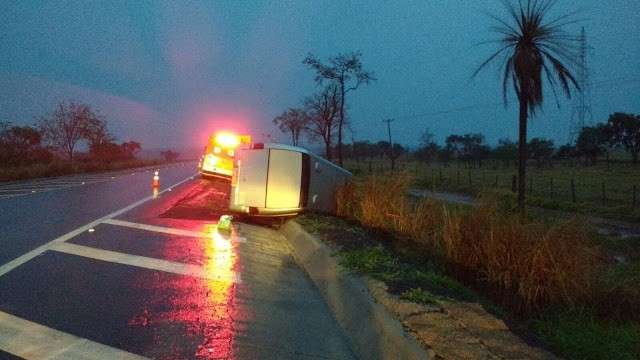 Ve&iacute;culo que transportava pacientes capota em pista escorregadia na BR-163