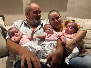 Família completa: pai Humberto, mãe Marça e o trio, depois da fertilização. (Foto: Arquivo Pessoal)