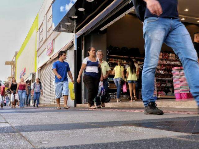 Clientes lotam shoppings na busca do presente de última hora