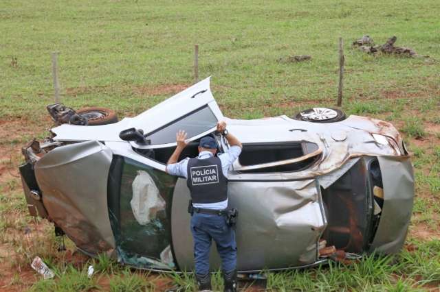Carro carregado de maconha capota na MS-040 e traficante foge 