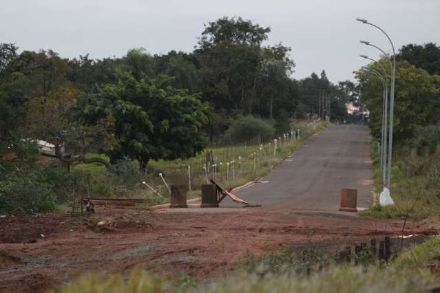 Nova avenida cria expectativa, mas ritmo lento preocupa moradores