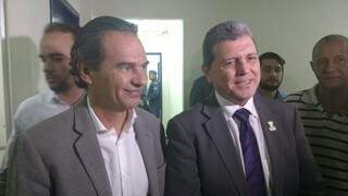 Marquinhos (à esquerda) levou projeto hoje ao presidente da Câmara, vereador João Rocha (à direita). (Foto: Richelieu de Carlo)