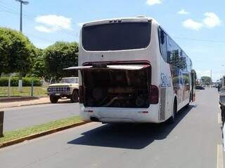 Ônibus da Viação São Luiz em manutenção em rua de Três Lagoas (Foto: Rádio Caçula)