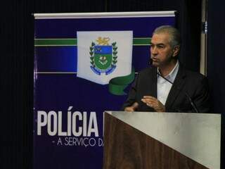 Governador Reinaldo Azambuja discursa no evento de formatura. (Foto: Marina Pacheco).